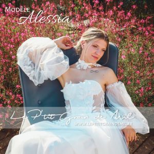 Robe de mariée bohème Alessia, bustier orné de dentelle feuillage, manches bouffantes amovibles en tulle et jupe fluide en tulle léger.