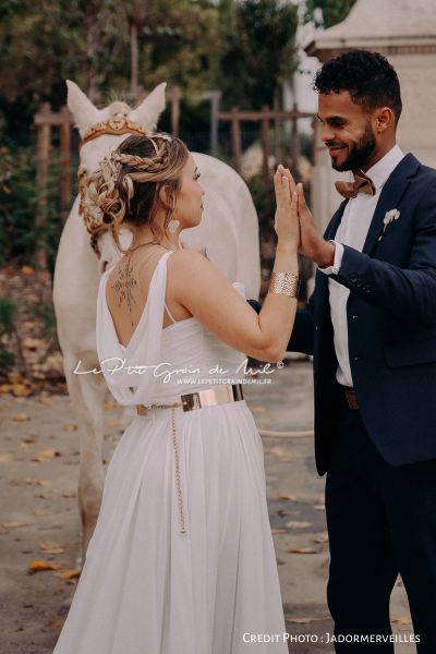 Robe de mariée fluide au style grec, bustier drapé élégant, tissu léger et tombé aérien pour un mariage romantique et intemporel.