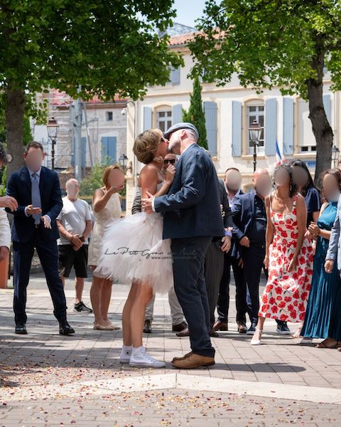 Mariée civile originale portant un bustier élégant, un tutu court bouffant et des baskets Converse blanches. Tenue moderne et décontractée pour cérémonie urbaine.